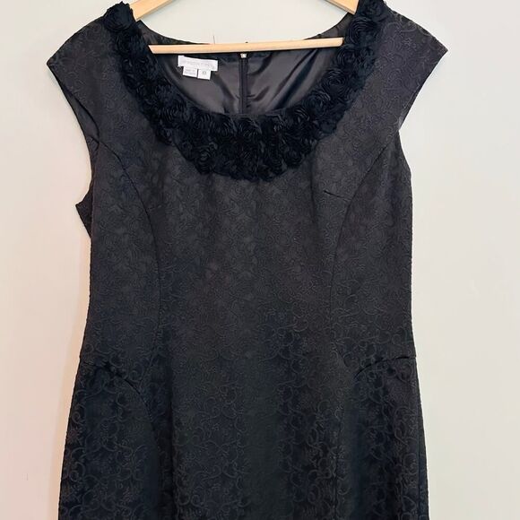 LONDON TIMES Black Jacquard Stretch Cocktail Dress Rosette Neckline Size 10 - Picture 3 of 9